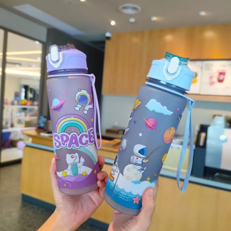 650ML High Capacity Cartoon Astronaut Plastic Space Cup Leak Proof Portable Rope Sippy Cup Water Cup with Latch Outdoor Travel